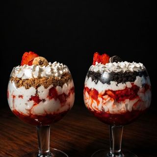 FRESAS CON CREMA Y GALLETA