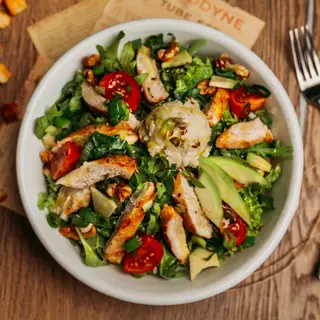 Salată cu pui rumenit, avocado și gorgonzola