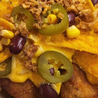 Schabowy meksykański z frytkami i sałatką 