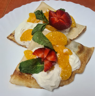 Naleśniki z owocami i bitą śmietaną 2 szt