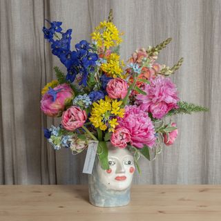 Jarrón Isabel I Con Flores Frescas