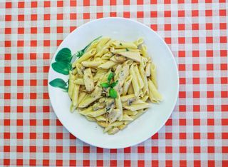 Pasta piletina i pečurke