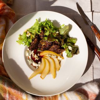 Салат з курячою печінкою, грушею та сиром Дор Блю