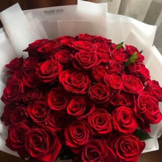 ورود طبيعيه جورية تغليف ابيض مع خطوط رفيعة حمراء 