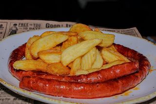Ración De Chistorra De Buey Con Patatas Fritas