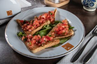 Bruschete cu rosii si mozarella 