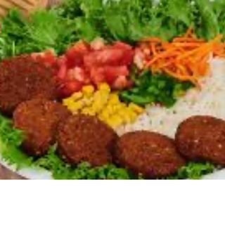 Plato Falafel Con Ensalada Y Bebida