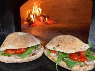 Salmone, stracciatella, insalata e pomodoro