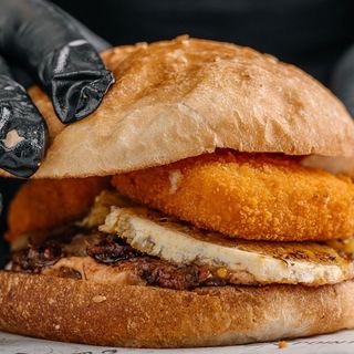 Бургер з рваною яловичиною 