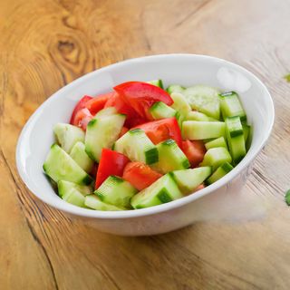 Салата Домати и краставици (400г)