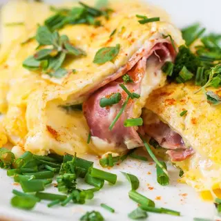 Omlet sa sirom i pršutom