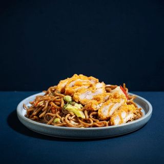 Yakisoba con Chuleta De Pollo