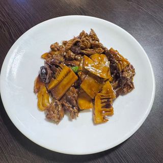 Ternera con setas y bambú 