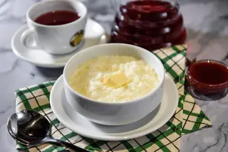 Рисовая каша с клубничным топпингом