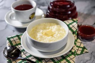 Рисовая каша с клубничным топпингом