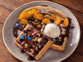 Вафлі з шоколадним соусом та морозивом