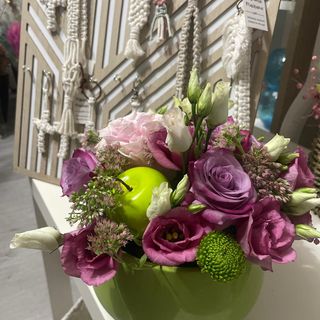 Aranjament în vas ceramic, cu trandafiri, Santini și eustoma