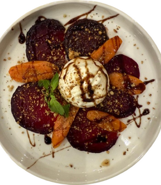 Бурата с печено цвекло, глазирани моркови и орехи