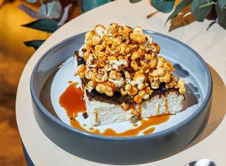Basque Cheesecake cu popcorn și caramelă