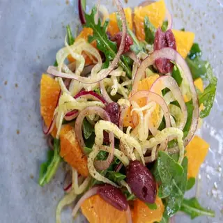 Insalata Di Arance, Rúcula, Finocchi, Cipolla Rossa E Olive 