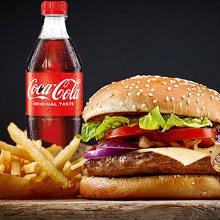 Cheesburger + pomfrit + Coca-Cola 0,5l