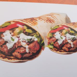 2 Durum ternera o pollo dentro ensalada ,salsa. Y patatas y cola 1 L.