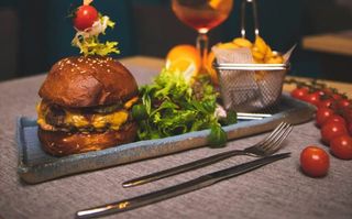 Burger Gourmet della Casa con Patate Dolci Fritte