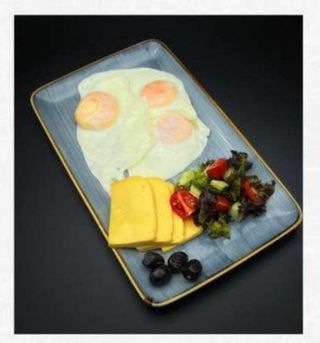 Завтрак на тарелке с сыром