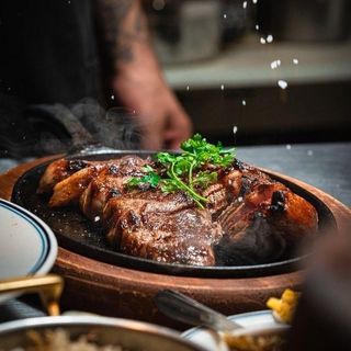 Plato De Costilla A La Brasa Con Papas Fritas