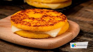 Arepa de choclo con queso y mantequilla