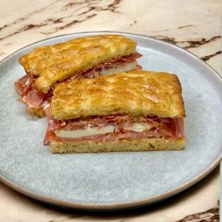 Focaccia Romana Rellena De Jamón Curado