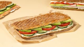 Hummus Sandwich (Vegan) - 414 Kcal