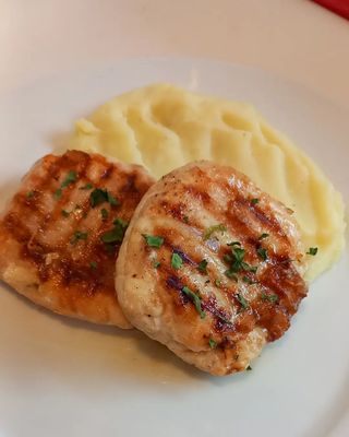 Pileći medaljoni punjeni sirom u sosu od pečuraka na pireu