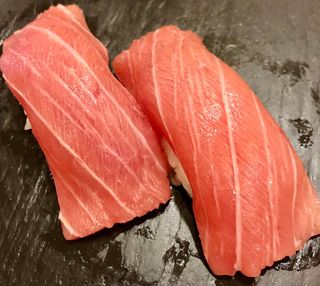 77. Sushi Chu Toro (2 piezas)