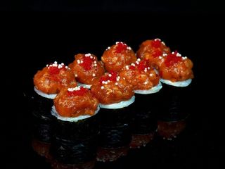 Futomaki z tatarem łososia 8 szt.