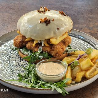 Fried chiken burger & cheese 