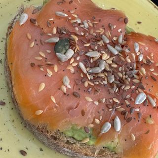 Tosta de Abacate e Salmão Fumado