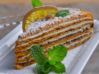 Торт Медовий з чорносливом