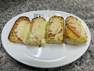 Pão de alho tomate em baguete