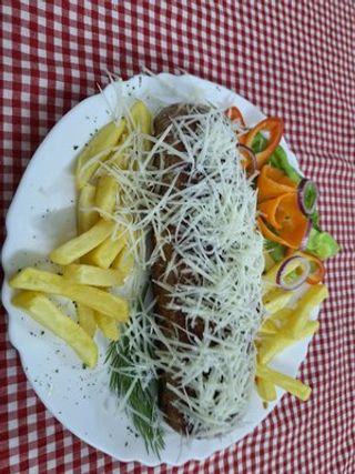 Punjena pljeskavica sa pomfritom