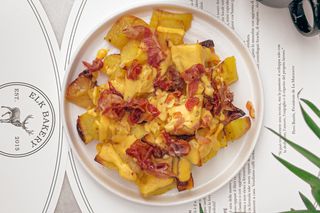 Patate al forno con salsa cheddar e bacon