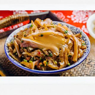 Orecchie di maiale brasate condite e servite fredde 猪耳朵