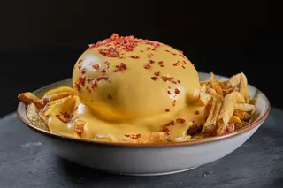 Hambúrguer com queijo cheddar