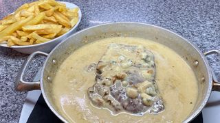 Bife da Vazia com Molho de Queijo