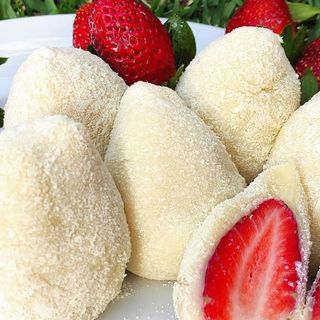 Coxinha de Beijinho de Coco com Morango