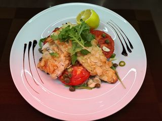 Pastrav in crusta de migdale cu rosii coapte