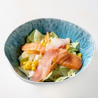 056 Insalata con sashimi misto