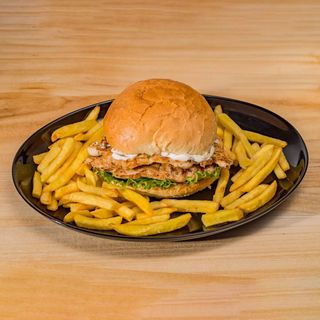 Sendvič piletina žar, panceta u pecivu i pomfrit