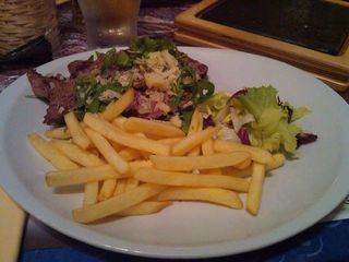 Tagliata di manzo con rucola e grana e patate fritte