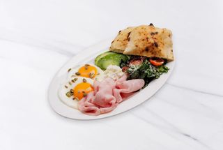 Завтрак со страчателлой, с итальянской ветчиной, авокадо, яйцом, фокаччей, итальянской ветчиной